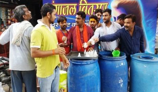 …और शिवभक्त बन मनीष बांटने लगा मुफ्त गंगाजल