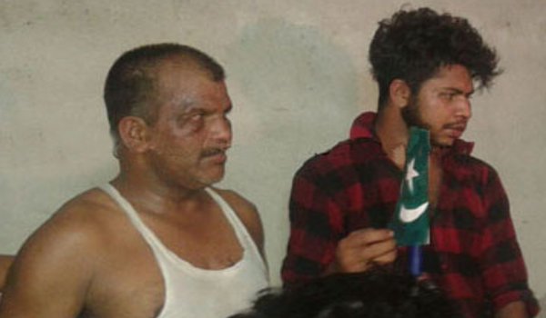 पाकिस्तानी झंडा फहराने के आरोप में पिता-पुत्र अरेस्ट