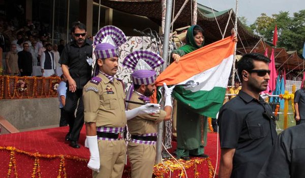 जम्मू में जमीन पर आ गिरा तिरंगा, सकपका गईं सीएम महबूबा मुफ्ती जम्मू में जमीन पर आ गिरा तिरंगा, सकपका गईं सीएम महबूबा मुफ्ती
