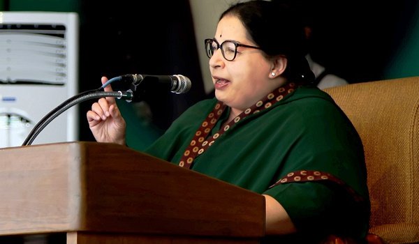 मानहानि मामलों पर जयललिता को सुप्रीम कोर्ट ने लगाई फटकार मानहानि मामलों पर जयललिता को सुप्रीम कोर्ट ने लगाई फटकार
