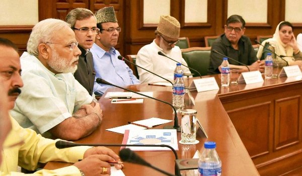 संविधान के दायरे में राजनीतिक संवाद ही कश्मीर समस्या का हल : प्रधानमंत्री मोदी