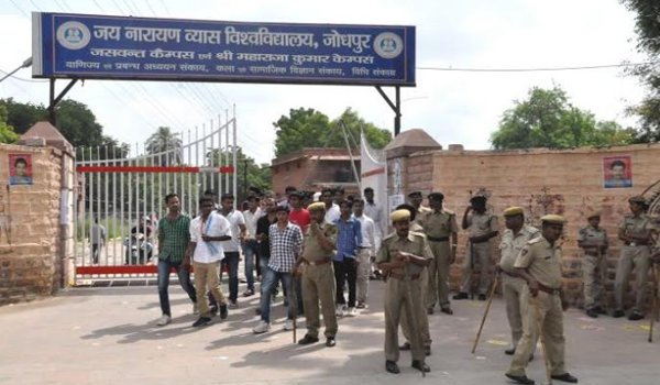 छात्र संघ चुनाव: दो छात्र गुटों में भिड़ंत, पुलिस बल लगाया छात्र संघ चुनाव: दो छात्र गुटों में भिड़ंत, पुलिस बल लगाया