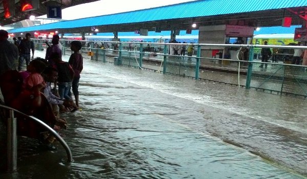 बारिश बनी आफत : जोधपुर में दो और मौतें, कई ट्रेनें रद्द बारिश बनी आफत : जोधपुर में दो और मौतें, कई ट्रेनें रद्द