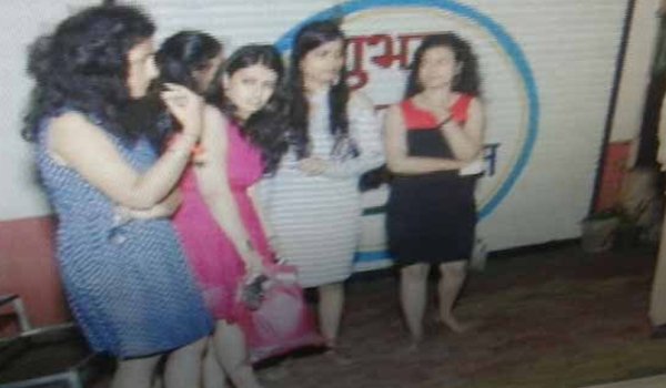 पार्टी से नशे की हालत में लौट रहीं लडकियां कार सहित नाले में गिरी पार्टी से नशे की हालत में लौट रहीं लडकियां कार सहित नाले में गिरी