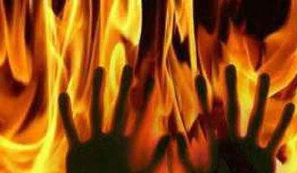 चोरी के शक में पड़ोसी बालिका को जलाकर मार डाला चोरी के शक में पड़ोसी बालिका को जलाकर मार डाला