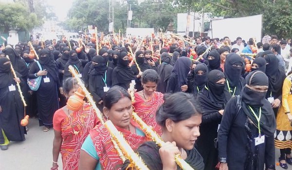 इंदौर में मुस्लिम महिलाओं ने बुर्का पहन उठाई कांवड़