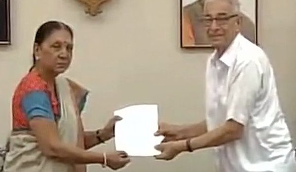 गुजरात की सीएम आनंदी बेन ने राज्यपाल को इस्तीफ़ा सौंपा