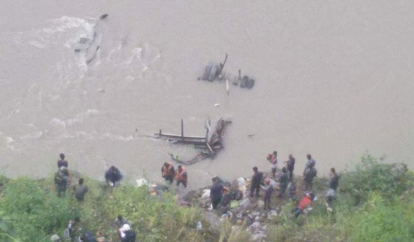 नेपाल की त्रिशूली नदी में बस गिरी, 21 लोगों की मौत