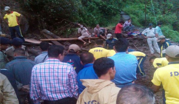 पौड़ी में कुदरत का कहर, बादल फटने से 7 लोग जिंदा दफन पौड़ी में कुदरत का कहर, बादल फटने से 7 लोग जिंदा दफन