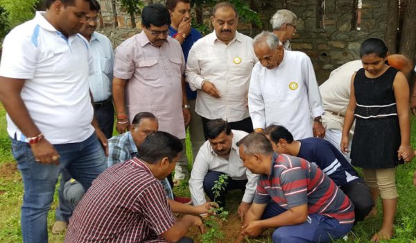 हर परिवार लगाए एक पौधा, सघन वृक्षारोपण में करें सहयोग हर परिवार लगाए एक पौधा, सघन वृक्षारोपण में करें सहयोग