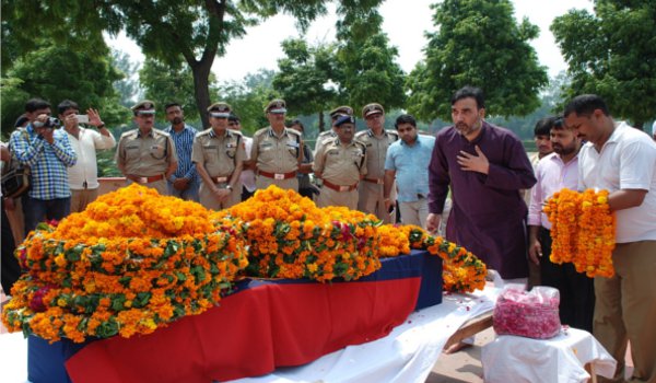 सिपाही आनंद सिंह के परिजनों को 1 करोड़ रुपए का मुआवजा देगी दिल्ली सरकार सिपाही आनंद सिंह के परिजनों को 1 करोड़ रुपए का मुआवजा देगी दिल्ली सरकार