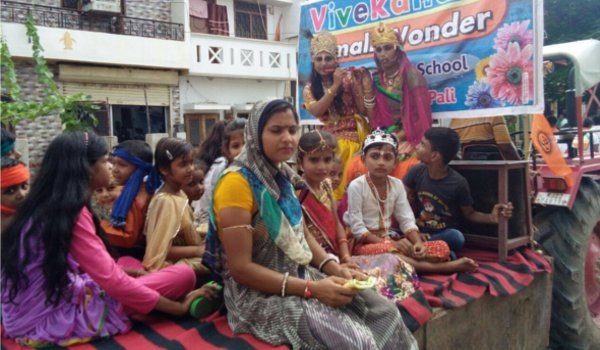 कृष्ण जन्माष्टमी पर पाली में निकली विशाल शोभायात्रा