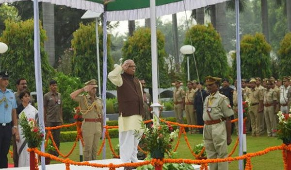 उप्र में स्वतंत्रता दिवस की धूम, राजभवन पर राज्यपाल ने फहराया तिरंगा उप्र में स्वतंत्रता दिवस की धूम, राजभवन पर राज्यपाल ने फहराया तिरंगा
