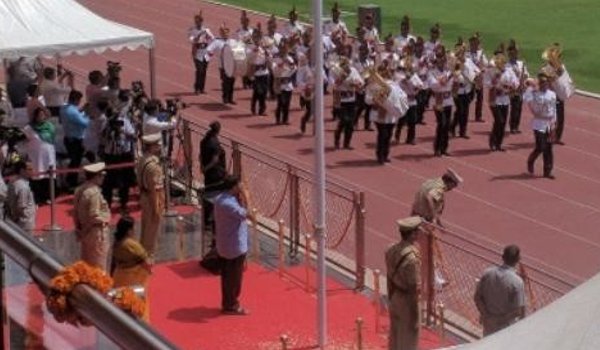 CM Arvind kejriwal hoists the national flag in delhi