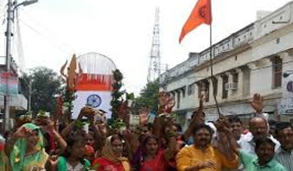 सावन के अंतिम सोमवार पर हर-हर महादेव के साथ भारत माता की जय के नारे सावन के अंतिम सोमवार पर हर-हर महादेव के साथ भारत माता की जय के नारे