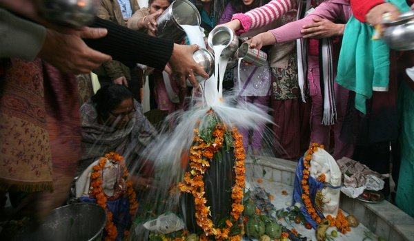 सावन मास की शिवरात्रि पर जलाभिषेक से मुराद होती है पूरी सावन मास की शिवरात्रि पर जलाभिषेक से मुराद होती है पूरी