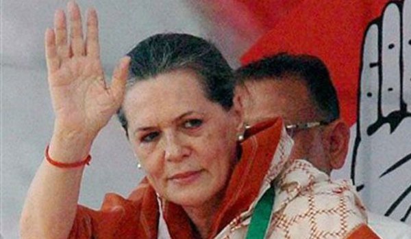 मोदी के गढ़ में पहुंचीं सोनिया का रोड शो, विपक्ष दलों में बैचेनी मोदी के गढ़ में पहुंचीं सोनिया का रोड शो, विपक्ष दलों में बैचेनी