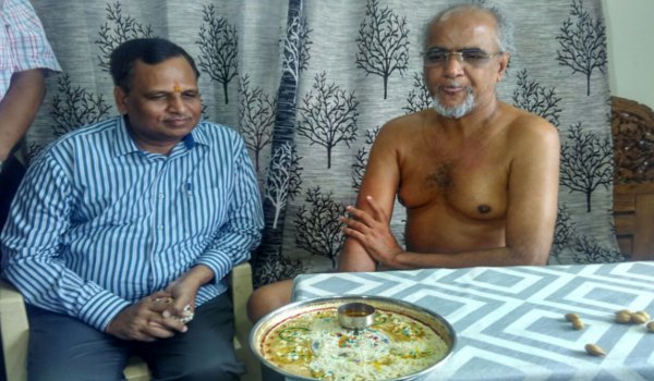ट्वीट विवाद : सतेंद्र जैन ने की जैन मुनि तरुण सागर से मुलाकात ट्वीट विवाद : सतेंद्र जैन ने की जैन मुनि तरुण सागर से मुलाकात