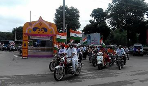 सिरोही से निकली तिरंगा यात्रा, अनदेखी पर चोटिल भी हुए कार्यकर्ता सिरोही से निकली तिरंगा यात्रा, अनदेखी पर चोटिल भी हुए कार्यकर्ता
