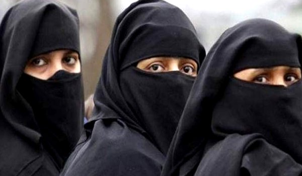Triple Talaq मामले पर सुप्रीम कोर्ट ने केंद्र सरकार को भेजा नोटिस Triple Talaq मामले पर सुप्रीम कोर्ट ने केंद्र सरकार को भेजा नोटिस