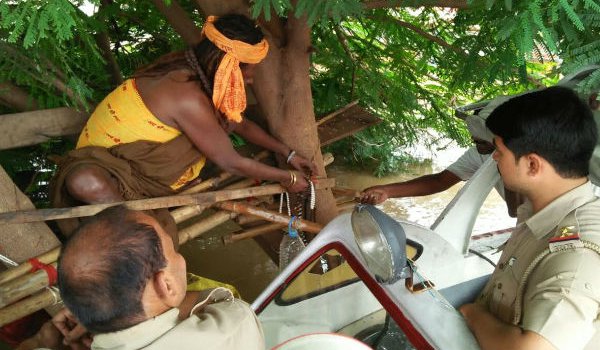 आखिरकार त्यागी उर्फ पेड़ चढ़वा बाबा को पुलिस ने नीचे उतारा आखिरकार त्यागी उर्फ पेड़ चढ़वा बाबा को पुलिस ने नीचे उतारा