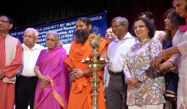 बाबा रामदेव ने अमरीका, कनाडा के लोगों का कराया योगाभ्यास बाबा रामदेव ने अमरीका, कनाडा के लोगों का कराया योगाभ्यास