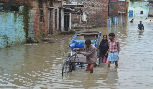 वाराणसी में गंगा लाल निशान के पार, शहरी इलाकों में नाव चलाने की नौबत