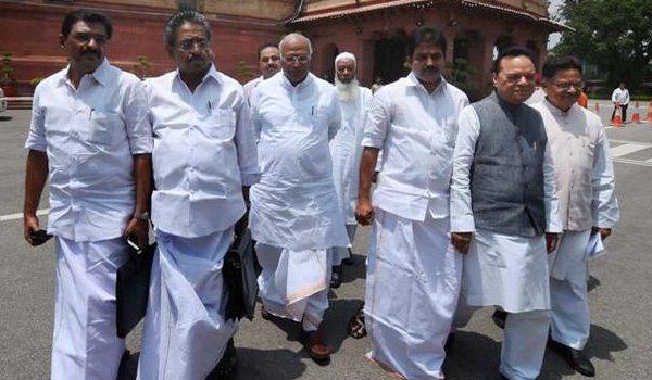 दलित मुद्दे पर संसद में हंगामा, कांग्रेस का वॉकआउट