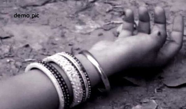 पति ने चार माह की प्रेगनेंट पत्नी को गला घोंटकर मार डाला पति ने चार माह की प्रेगनेंट पत्नी को गला घोंटकर मार डाला