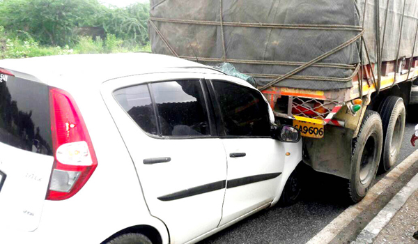 ट्रक में घुसी कार, गुजरात के साणंद के तीन युवकों की मौत