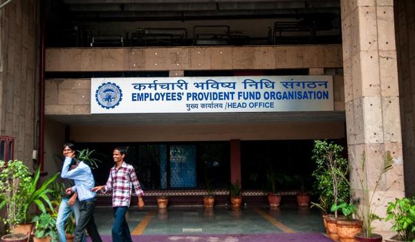 EPF और PPF पर इस साल हो सकती है ब्याज पर कटौती EPF और PPF पर इस साल हो सकती है ब्याज पर कटौती