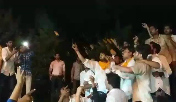 राजस्थान यूनिवर्सिटी का अध्यक्ष का तमंचे पर डिस्को, हुए ग़िरफ्तार् राजस्थान यूनिवर्सिटी का अध्यक्ष का तमंचे पर डिस्को, हुए ग़िरफ्तार्
