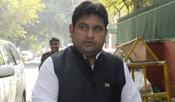 सेक्स स्कैंडल में फंसे मंत्री संदीप कुमार को केजरीवाल ने पद से हटाया सेक्स स्कैंडल में फंसे मंत्री संदीप कुमार को केजरीवाल ने पद से हटाया