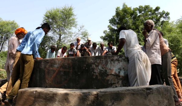 नहीं थम रहा मौतों का सिलसिला, ग्रामीणों ने राज्यपाल को भेजा ज्ञापन