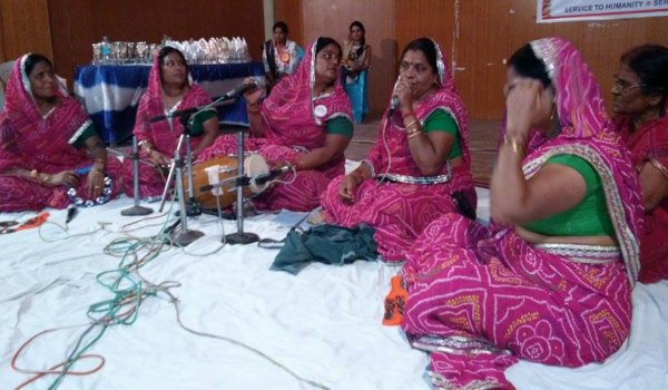 मारुति महिला मंडल की सदस्य मिथलेश शर्मा के नेतृत्व में भजन प्रस्तुत करते हुए।