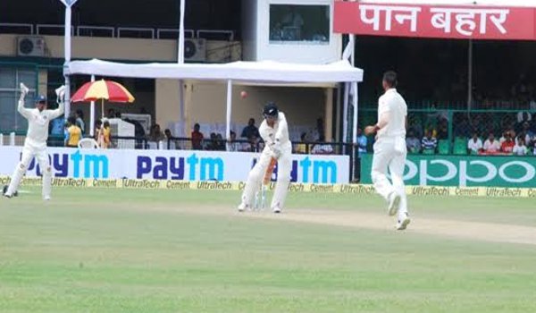 कानपुर टेस्ट : विकेट पर लगी गेंद, नहीं उड़ी गिल्लियां