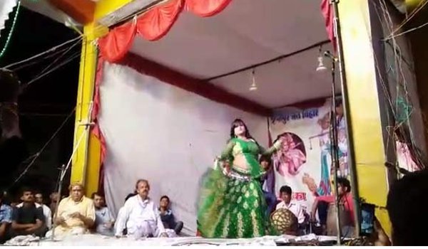 धार्मिक कार्यक्रम में बार बालाओं का अश्लील डांस, लांघी फूहड़ता की हद