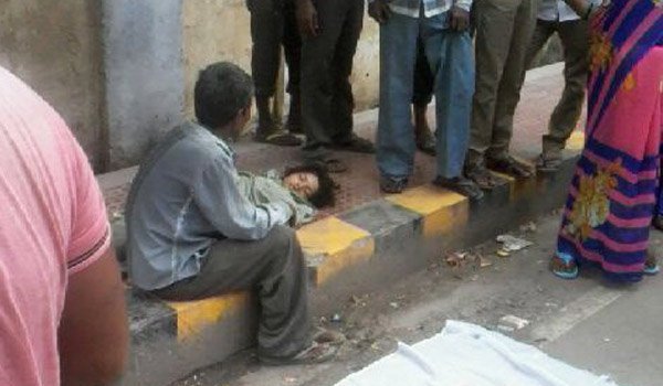 लखीमपुर में बाप ने भीख मांगकर किया बेटी का अंतिम संस्कार लखीमपुर में बाप ने भीख मांगकर किया बेटी का अंतिम संस्कार