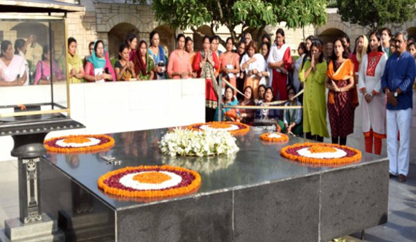 भाजपा महिला मोर्चा ने की आप नेता आशुतोष पर कार्रवाई की मांग भाजपा महिला मोर्चा ने की आप नेता आशुतोष पर कार्रवाई की मांग