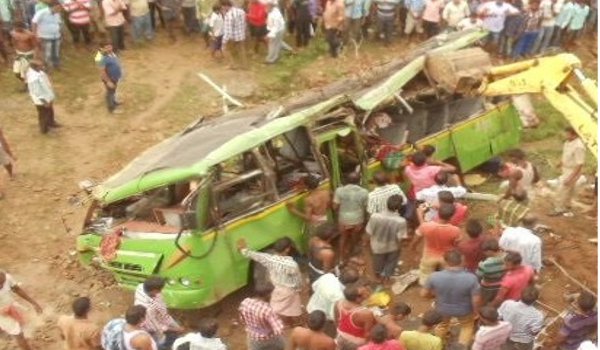 ओड़िशा में पुल से गिरी बस, 19 लोगों की मौत, 30 घायल
