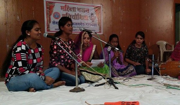 मां वैष्णो देवी मंडली की सदस्य कुमारी बिंदीया सोनी के नेतृत्व में भजन प्रस्तुति देते हुए।
