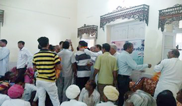 local congress leaders welcoming chandansingh devra in sirohi dak bunglow