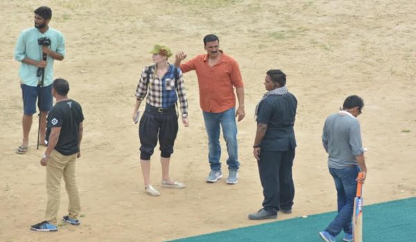 ‘जॉली एलएलबी 2’ की शूटिंग में अक्षय कुमार जमकर कर रहे मस्ती, खेला ​क्रिकेट