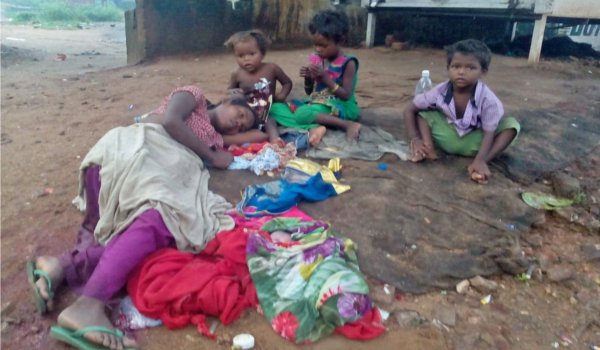 woman gives birth on Latehar street