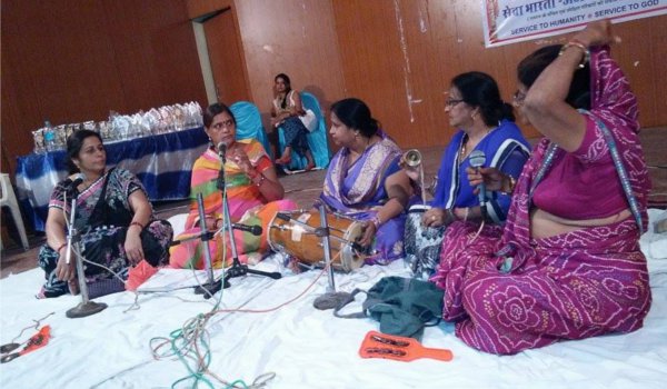 राधारानी मंडली की महिला सदस्य नीना शर्मा के नेतृत्व में भजन प्रस्तुति देते हुए।