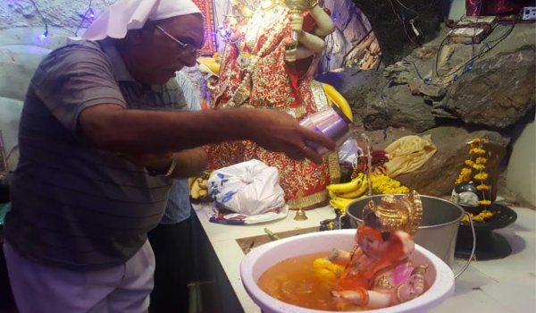 मिट्टी से बनी श्रीगणेश जी की मूर्ति का गमले में विसर्जन मिट्टी से बनी श्रीगणेश जी की मूर्ति का गमले में विसर्जन