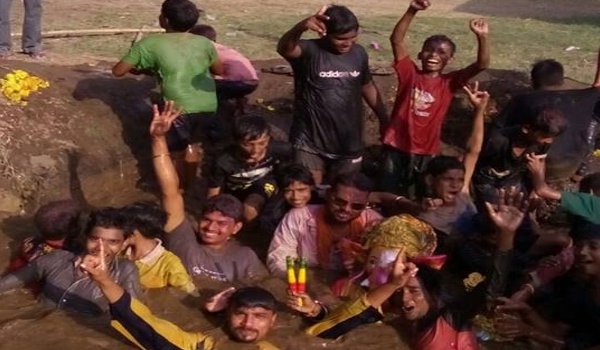 अजमेर की भोपो बाडा हरिजन बस्ती में गणपति विसर्जन का अनूठा तरीका अजमेर की भोपो बाडा हरिजन बस्ती में गणपति विसर्जन का अनूठा तरीका
