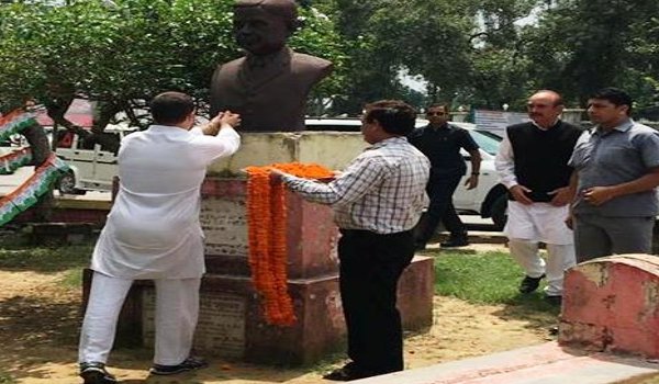 राहुल गांधी ने किया महापुरूषों का अपमान, जूता पहने कर दिया माल्यार्पण