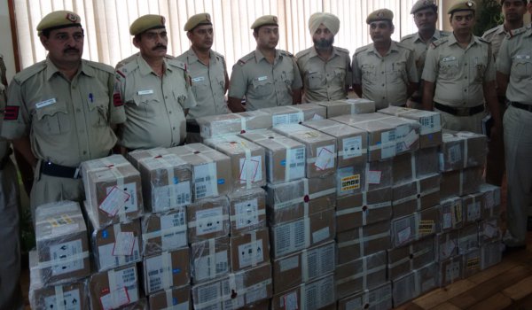 दिल्ली पुलिस ने बरामद किए लूटे गए करोड़ों के आईफोन दिल्ली पुलिस ने बरामद किए लूटे गए करोड़ों के आईफोन
