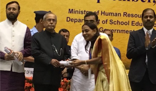 राष्ट्रपति पुरस्कार से सम्मानित हुई जयपुर केंद्रीय विद्यालय की शिक्षिका राष्ट्रपति पुरस्कार से सम्मानित हुई जयपुर केंद्रीय विद्यालय की शिक्षिका